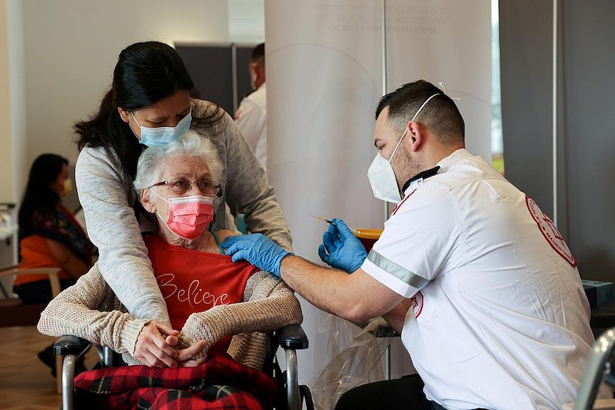 一位以色列老人接种新冠疫苗加强针。