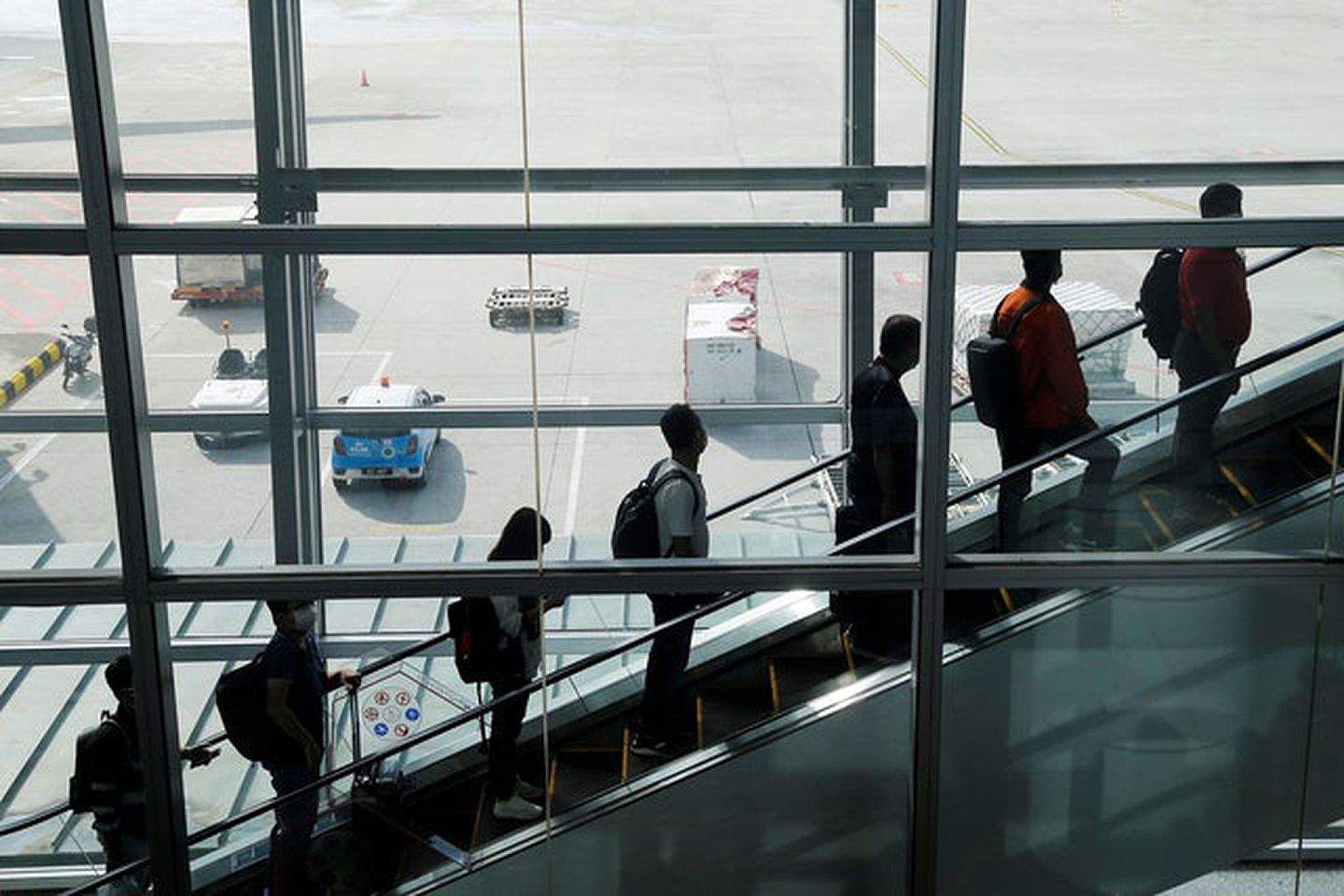 马来西亚新冠肺炎疫情：图为11月29日，马来西亚吉隆坡国际机场，来自新加坡的旅客刚抵埗。（Reuters）