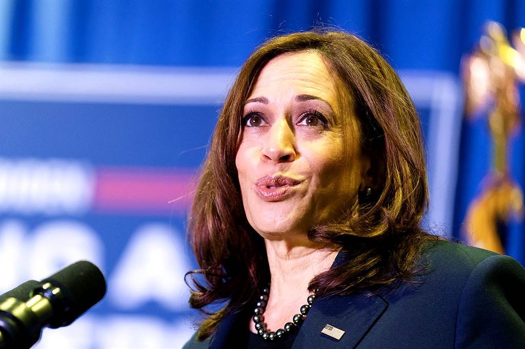 美国副总统贺锦丽（Kamala Harris）民调支持度跌破3成，她在接受美媒专访时坦承，上任以来最大败笔是「没能多走出华府」。 （资料照／美联社）