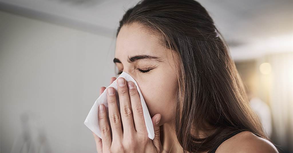 Omicron变种病毒在症状像更像感冒，包括打喷嚏、流鼻水鼻涕这种上呼吸道症状。 (图/shutterstock)