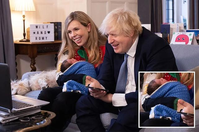 57岁英国首相新生二宝再露面，头发浓密似老爸，小狗睡一旁（组图） - 1