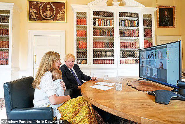 57岁英国首相新生二宝再露面，头发浓密似老爸，小狗睡一旁（组图） - 5