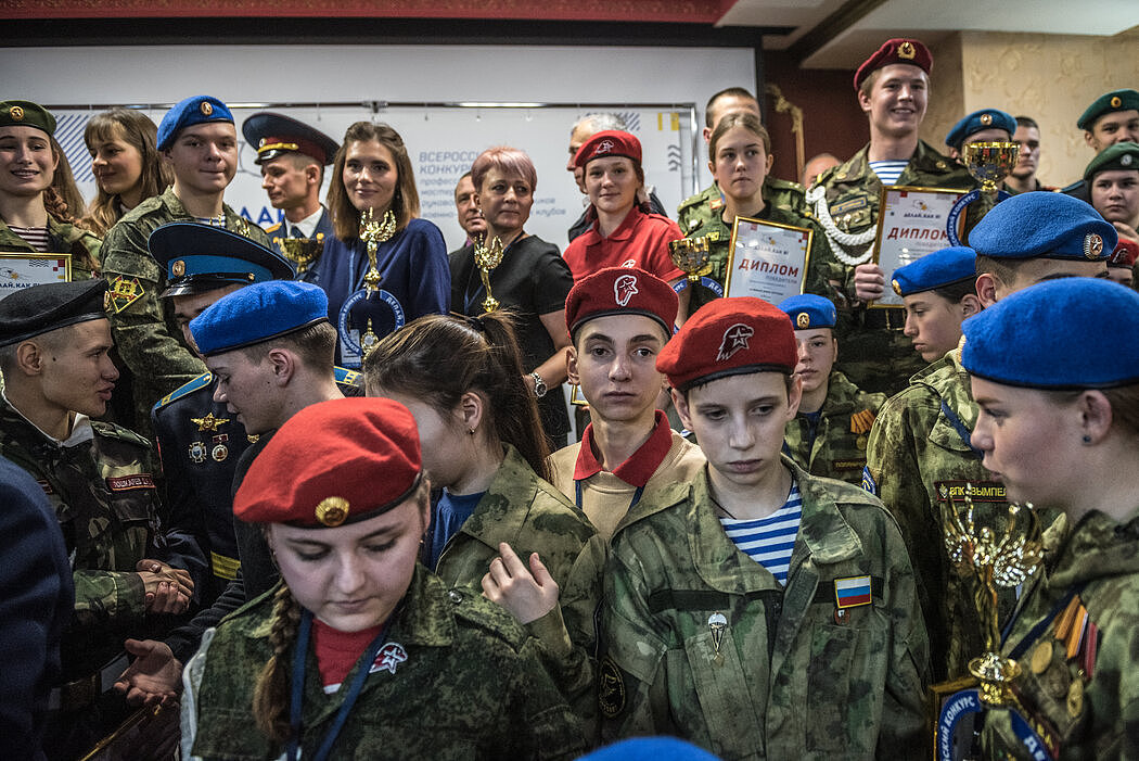 上周在俄罗斯弗拉基米尔举行了一个爱国俱乐部的颁奖仪式。来自全国各地的学生参加了看地图和射击等活动。