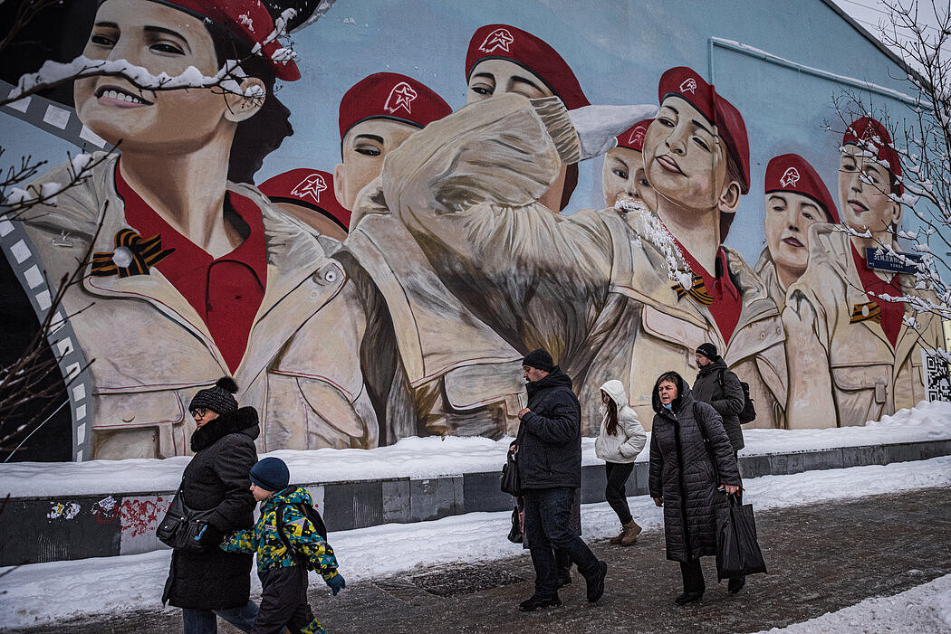 莫斯科的一幅壁画，描绘的是与国防部有关联的青年军的成员。