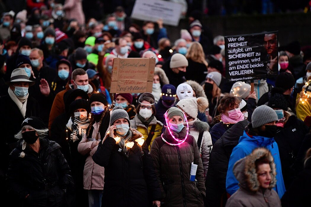 本月在德国汉堡，民众游行反对新冠预防措施。
