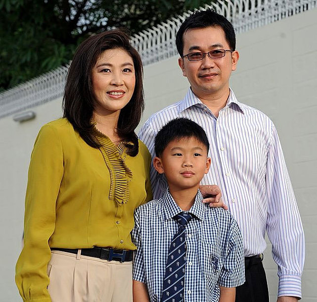 泰国前女总理英拉和哥哥过节，容颜未改，儿子现身“丈夫”未露面