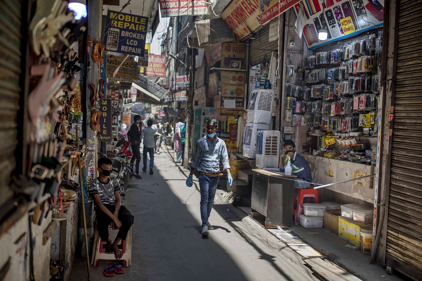 近日，因为中印在边境发生冲突，印度多地蔓延着一股“抵制中国制造”的情绪。图为6月18日，在印度新德里郊区诺伊达，卖中国货的小贩在等待顾客。（AP）