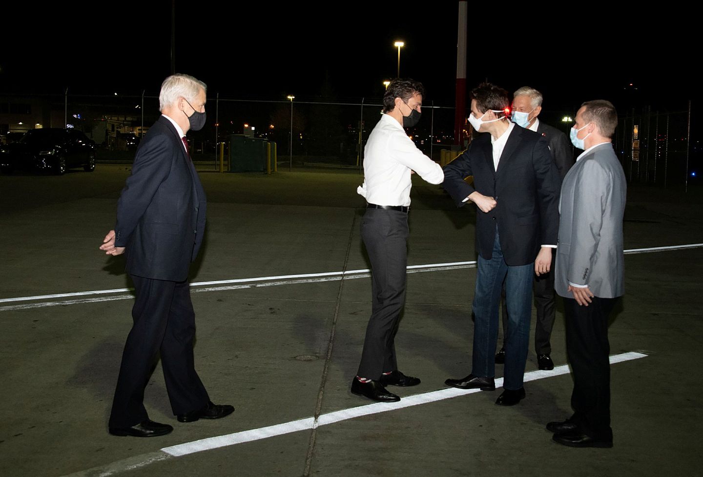 2021年9月25日，特鲁多在机场迎接康明凯和斯帕弗。（Reuters）
