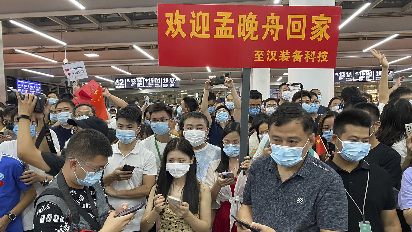 孟晚舟的支持者在中国深圳宝安国际机场等候。（AP）