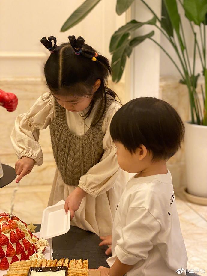 章子怡为6岁醒宝庆生，一家五口温馨同框，小苹果被赞越来越漂亮（组图） - 6