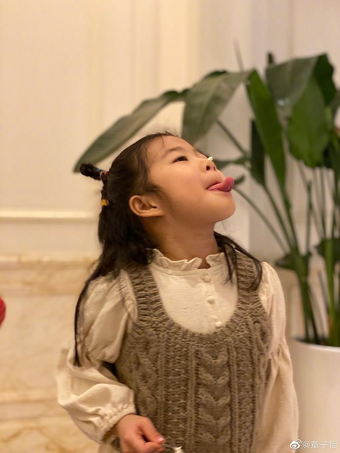 章子怡为6岁醒宝庆生，一家五口温馨同框，小苹果被赞越来越漂亮（组图） - 4