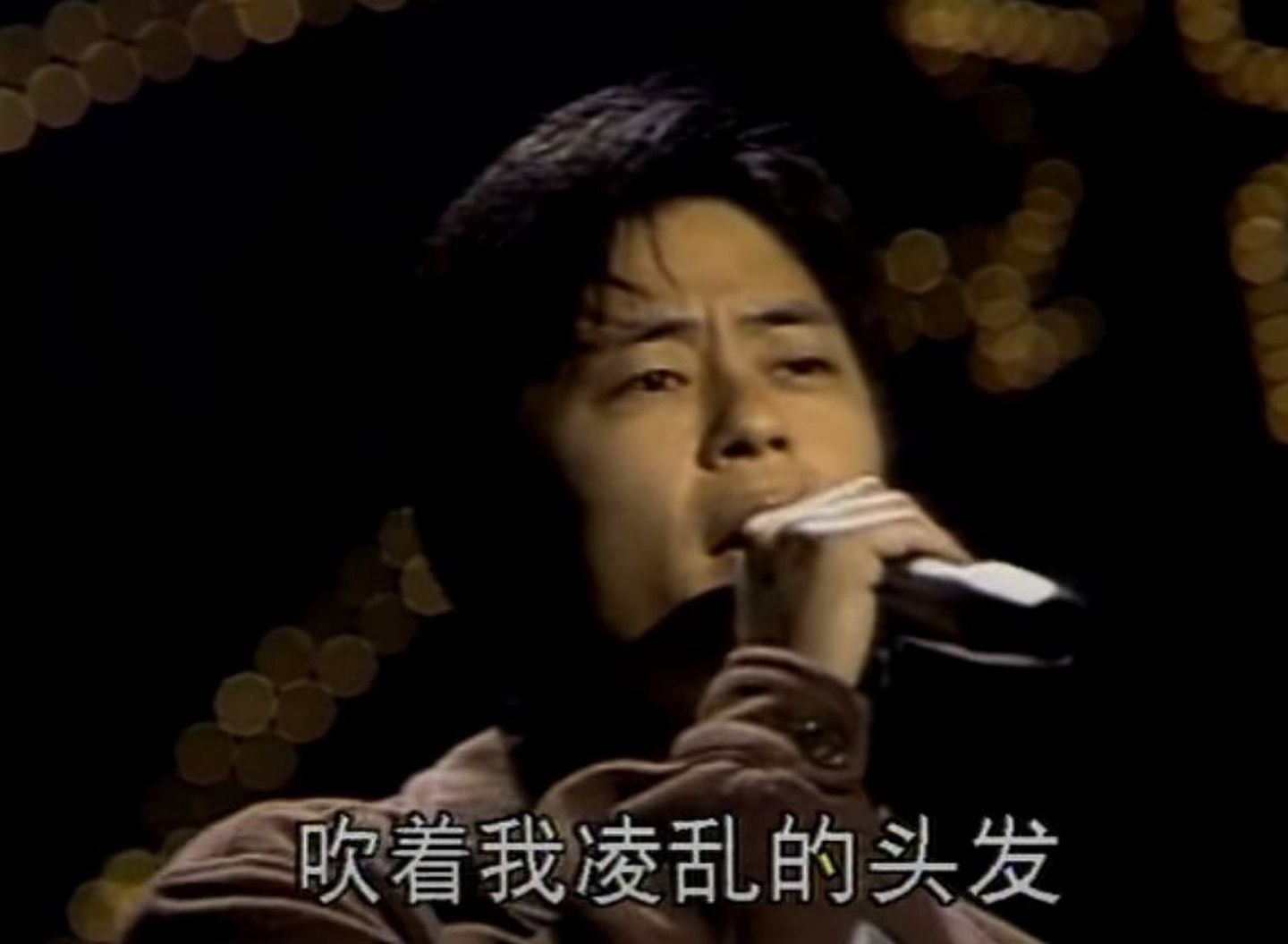 1993年大陆央视春晚，透过台湾华视现场连线，王杰向大陆观众演唱了歌曲《回家》。（Youtube@CCTV春晚）