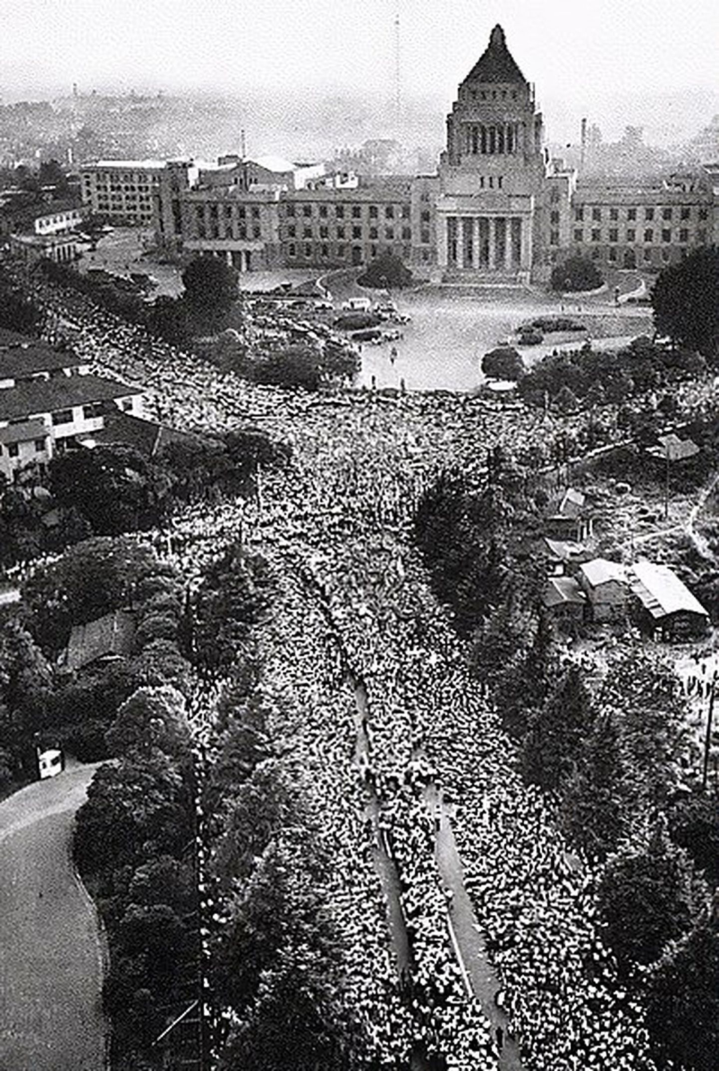 1960年日本爆发反安保运动，图为6月18日，以学生为主的逾30万人围住国会，可惜的是，日共与主要学生组织全学连分裂，而未有充分发挥领导权。（Wiki Commons）