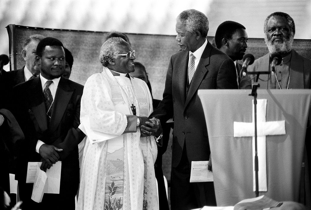 1994年的历史性选举前几周，图图大主教与纳尔逊·曼德拉合影。