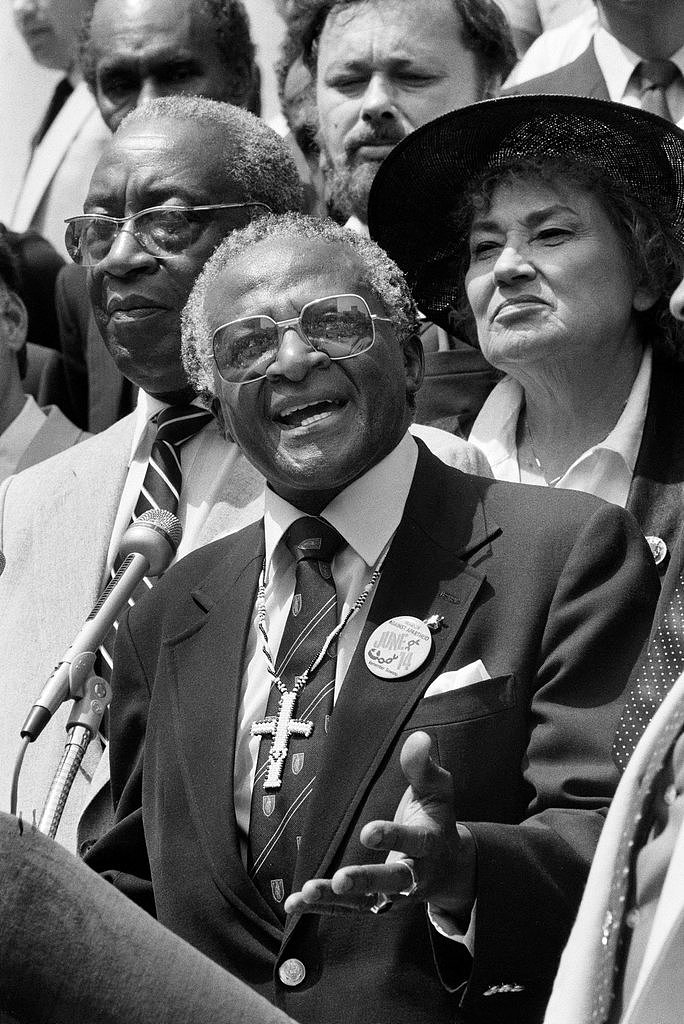 1986年，在计划举行的反种族隔离集会的前几周，图图大主教站在纽约市政厅的台阶上。站在他身后的是抗议领袖克利夫兰·罗宾逊和前国会女议员贝拉·阿布祖格。
