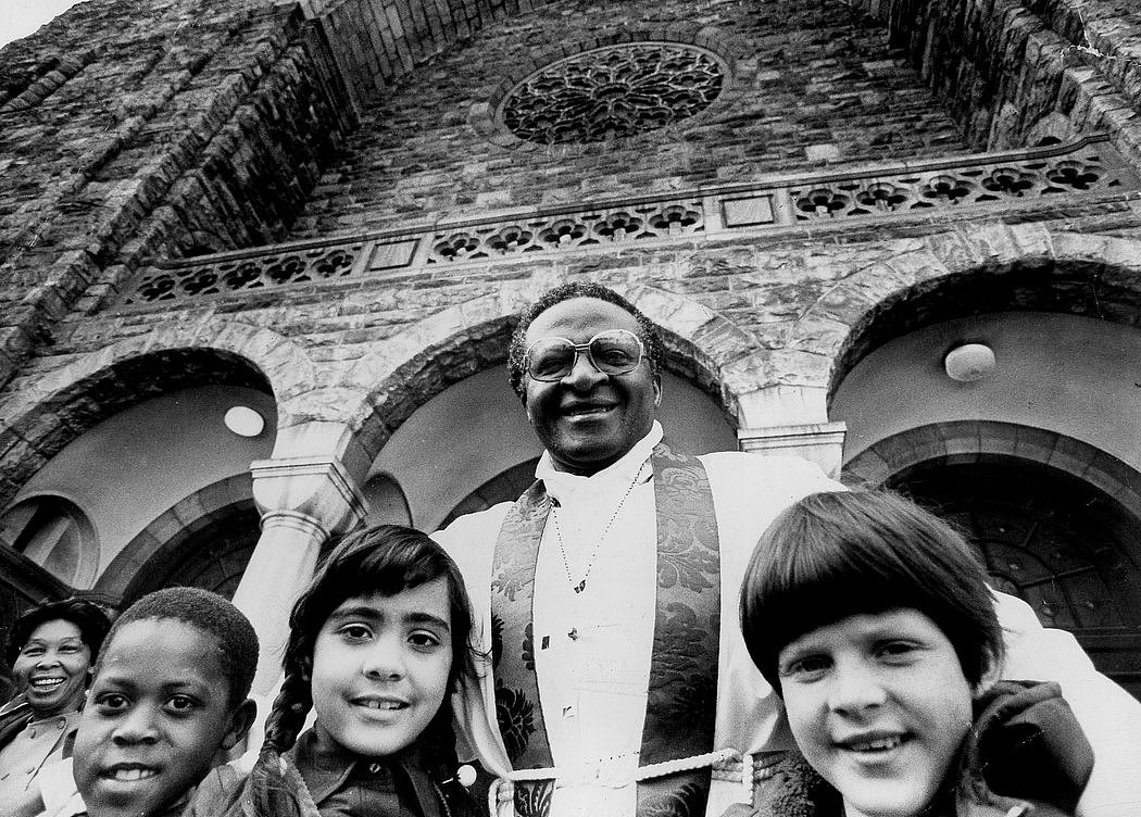 1976年，图图与一群孩子合影。这一年他被祝圣为莱索托主教。