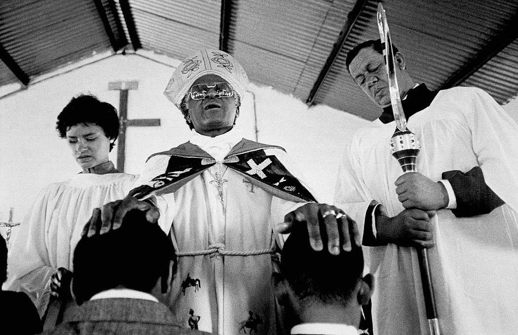 1986年，他被任命为开普敦大主教，成为该国150万圣公会信徒的精神领袖，信徒中80%是黑人。