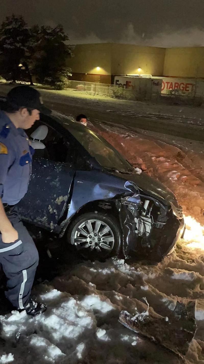华人和孩子26日晚从西雅图到旧金山的路上遭遇车祸，在冰天雪地里等了三个多小时。（顾彬彬提供）