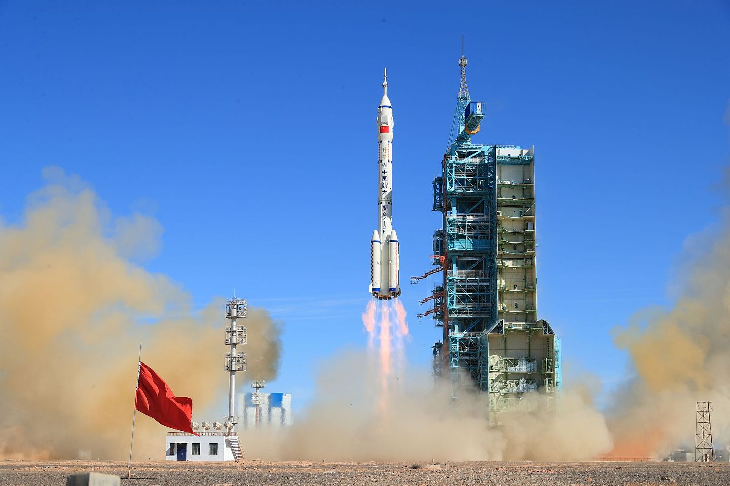 北京2021年6月17日上午9时22分，酒泉卫星发射中心，随着高达20层楼的长征二号F遥十二运载火箭刺破苍穹的轰鸣，以聂海胜为首的三名中国航天员搭乘神舟十二号载人飞船，开始奔赴中国空间站天和核心舱的旅程。（视觉中国）