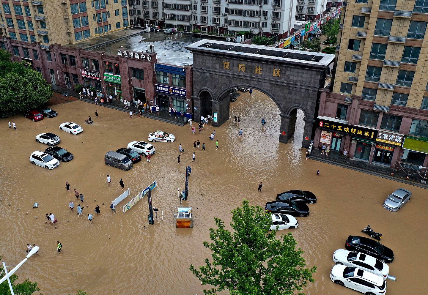 2021年7月21日，河南省郑州市郑东新区拍摄的一处积水的社区（无人机照片）。（新华社）