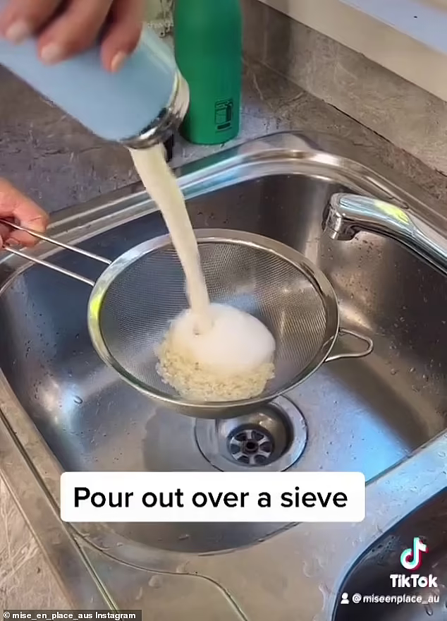 生米也能除污垢！澳女分享清洁小技巧，轻松去除瓶内霉菌（视频/组图） - 3