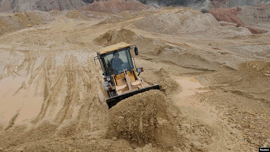路透社资料图片：2012 年 3 月 14 日，中国江西省南城县，一名工人在稀土金属矿工地操作推土机