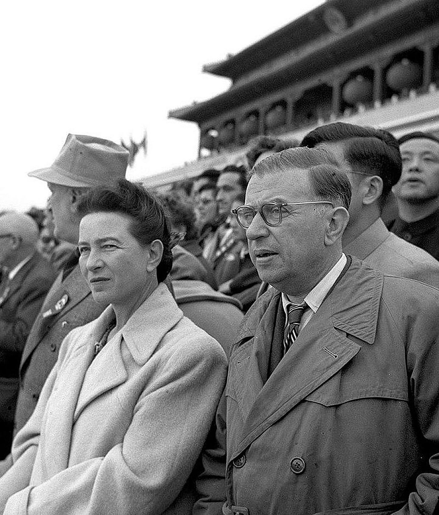 1955年，萨特与波伏娃在北京参加中华人民共和国建国六周年庆典。（维基百科公有领域）