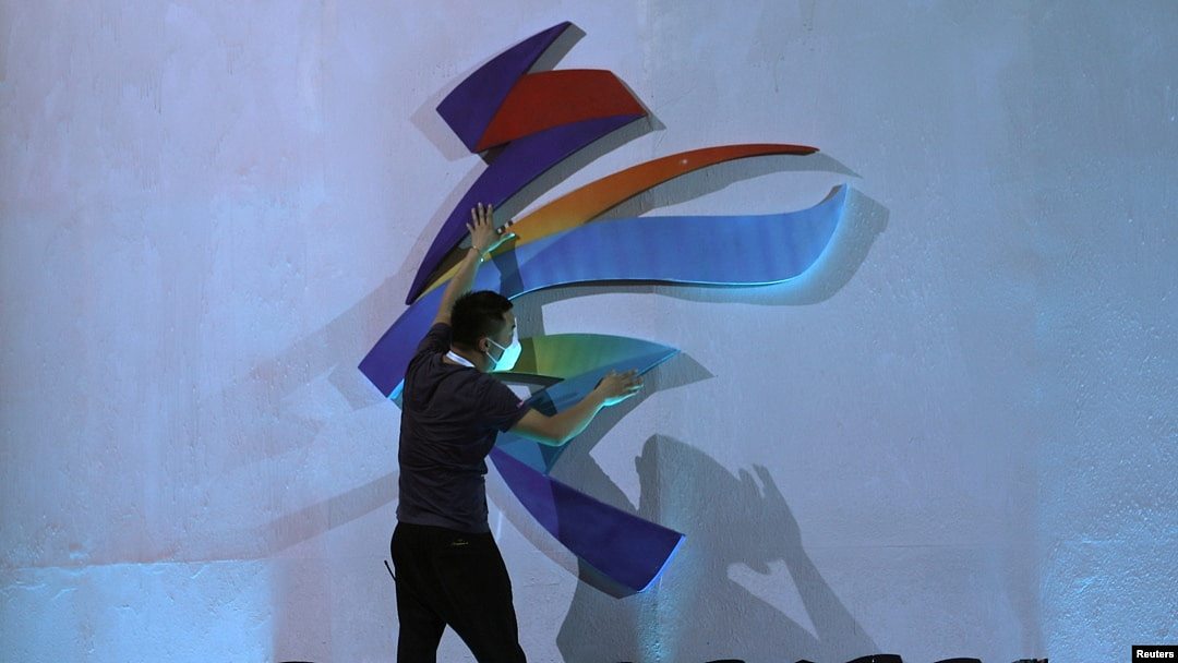 资料照片:一名男子在调整北京冬奥会的标识。（2021年9月17日）