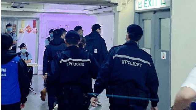 一批制服警员进入香港观塘《立场新闻》办公室（读者提供图片29/12/2021）
