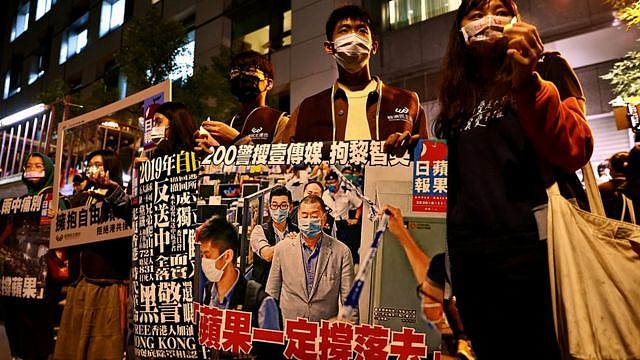台北壹传媒大楼外群众举起香港《苹果日报》头版复印件参加烛光声援台湾苹果新闻网集会（24/6/2021）