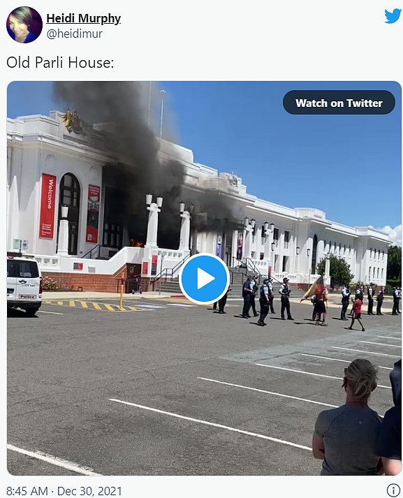 堪培拉旧国会大厦突发火灾，抗议者与警方对峙，高呼“让它燃烧”（组图） - 2