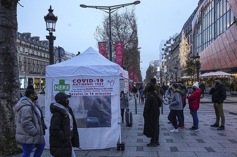 图为25日巴黎街头可见活动筛测站，民众都排队等候检测。(美联社)