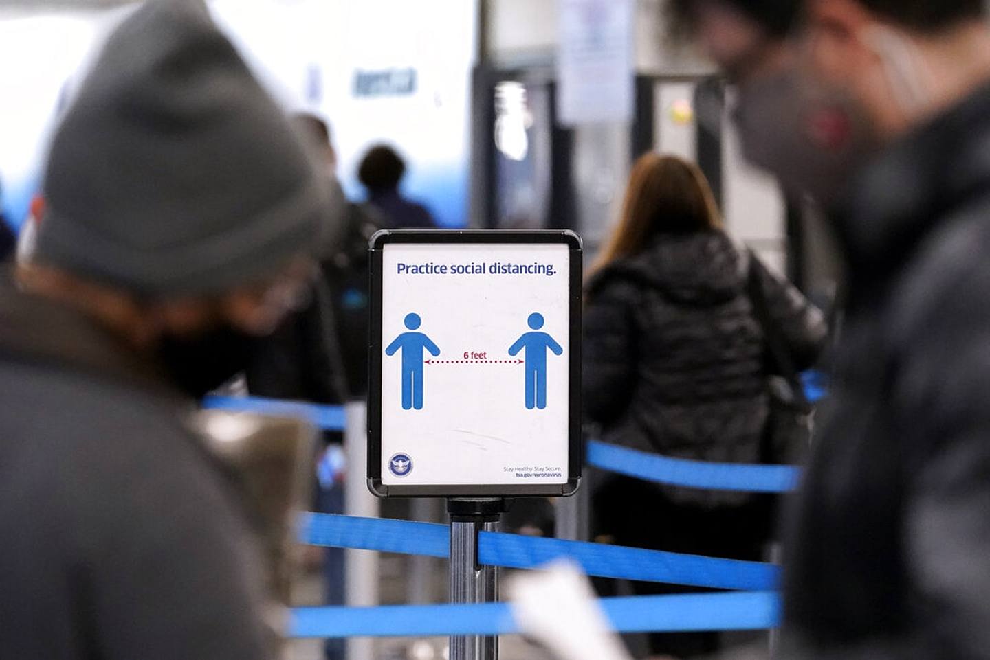 美国新冠肺炎疫情：图为12月28日，芝加哥机场一个标语牌提示民众保持安全社交距离。 （AP）