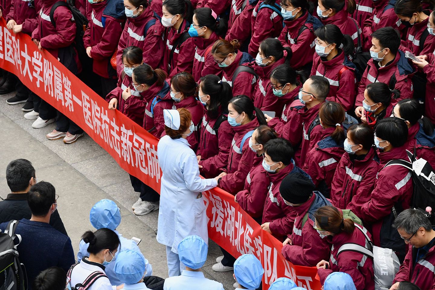 2020年2月11日，福建医科大学附属第一医院支援湖北宜昌抗击新冠肺炎的支援队员列队出征，队员亲属及医院同事前来送行。（新华社）