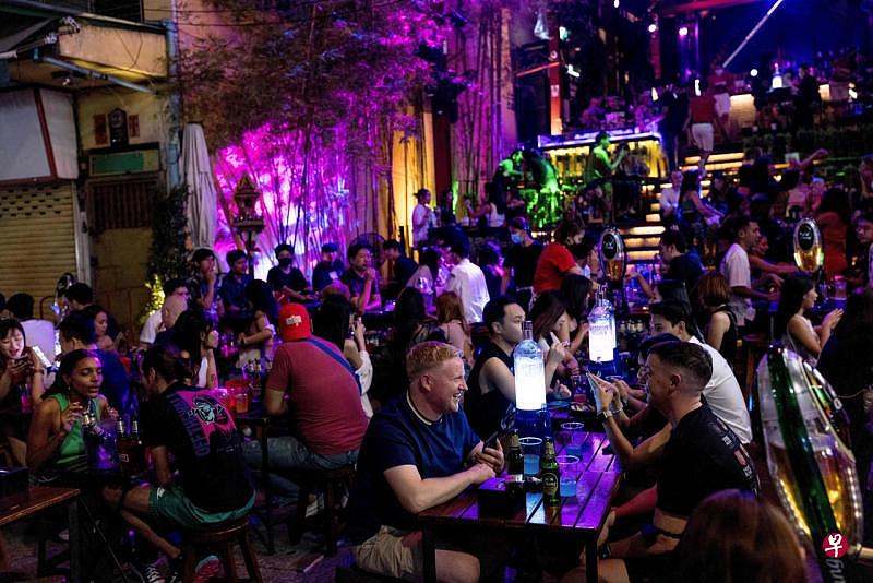 泰国卫生部透露，该国东北部加拉信府一家酒吧是导致248人感染奥密克戎毒株的源头。受感染人群已遍布至泰国北部和东北部的12个府。（法新社）