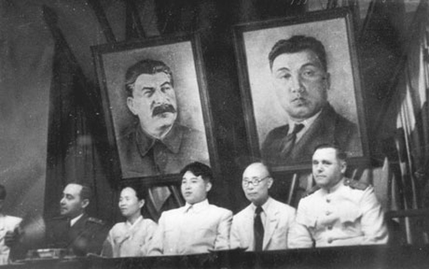 1946年朝鲜劳动党召开第一届大会，金日成（中）因为年轻，威望尚无法震场。（Wiki Commons）