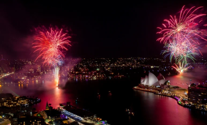 悉尼跨年烟花秀如期举行！绚烂烟花点亮夜空，规模创历史之最（视频/组图）