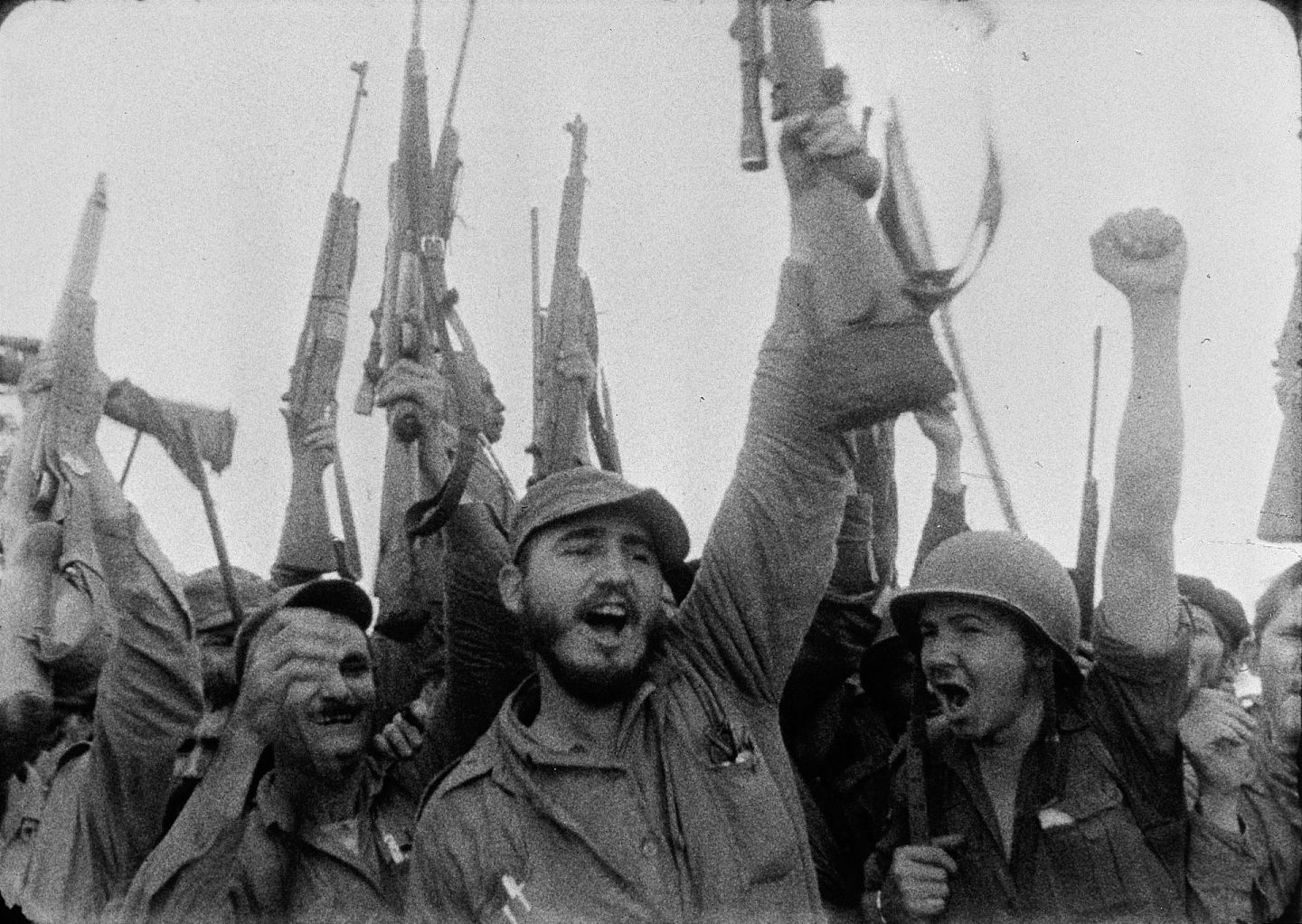 1957年1月1日，哥伦比亚广播公司新闻特别活动上播出的电影《马埃斯特腊的叛军》中卡斯特罗的形象。（Getty Images）