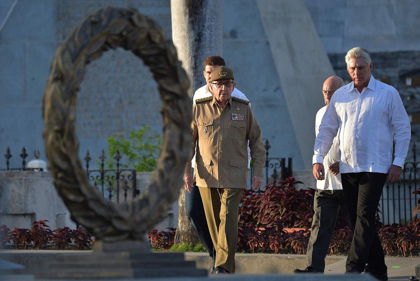 2019年1月1日，古巴纪念革命胜利60周年，古共中央第一书记劳尔·卡斯特罗（左）、古巴国务委员会主席兼部长会议主席迪亚斯-卡内尔（右）在圣伊菲赫尼亚公墓出席活动。（VCG）