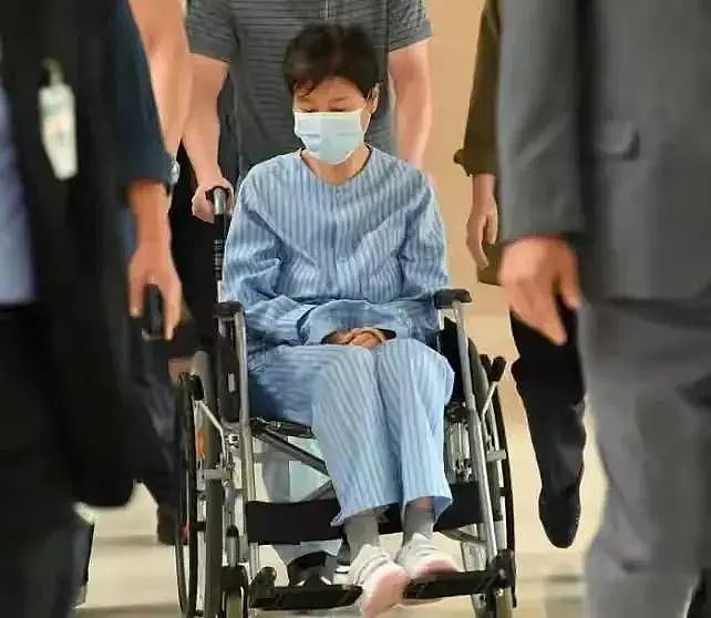 朴槿惠终于出狱，第一件事就是发新书哭诉“我没错”？（组图） - 5