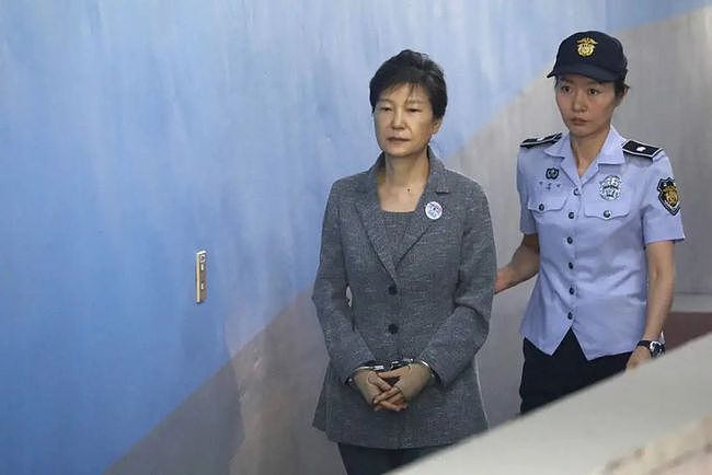 朴槿惠终于出狱，第一件事就是发新书哭诉“我没错”？（组图） - 3