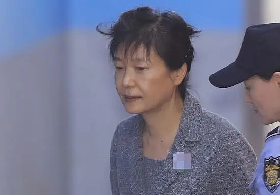 朴槿惠终于出狱，第一件事就是发新书哭诉“我没错”？（组图） - 1