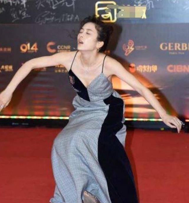 36岁王丽坤走红毯被冷到胃疼，在镜头前捂着肚子，说话声音显颤抖（组图） - 10