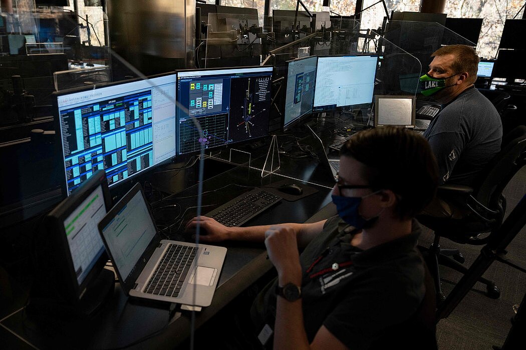 本月发射前，在巴尔的摩的韦伯任务控制中心忙碌的系统工程师。