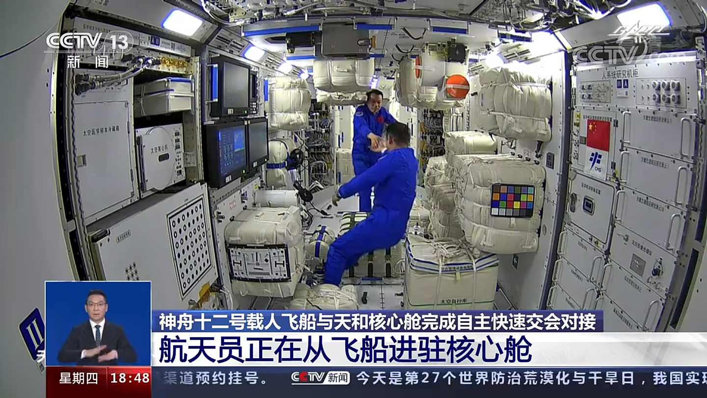 SpaceX两次靠近中国空间站时，中国宇航员都在站内作业，图为中国宇航员6月首次进入空间站。（央视新闻）