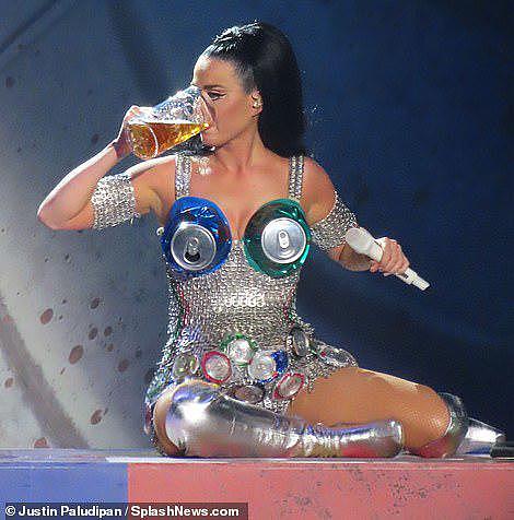 37岁“水果姐”生娃后首场演唱会，衣服上装了啤酒罐，现开现喝（组图） - 3