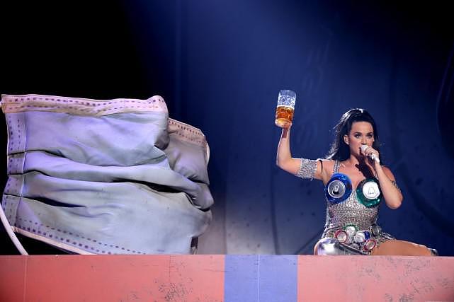 37岁“水果姐”生娃后首场演唱会，衣服上装了啤酒罐，现开现喝（组图） - 4