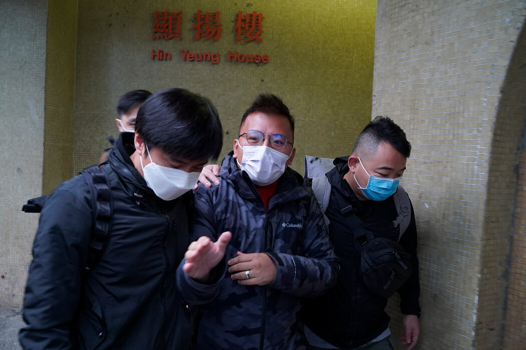 周三，《立场新闻》编辑陈朗升（中）遭到香港警方问话。