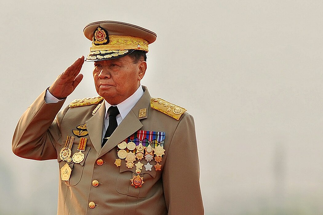 2010年，缅甸前军政府首领丹瑞将军庆祝第65个武装部队日。他是和觉当家族有联系的军方高层人物之一。