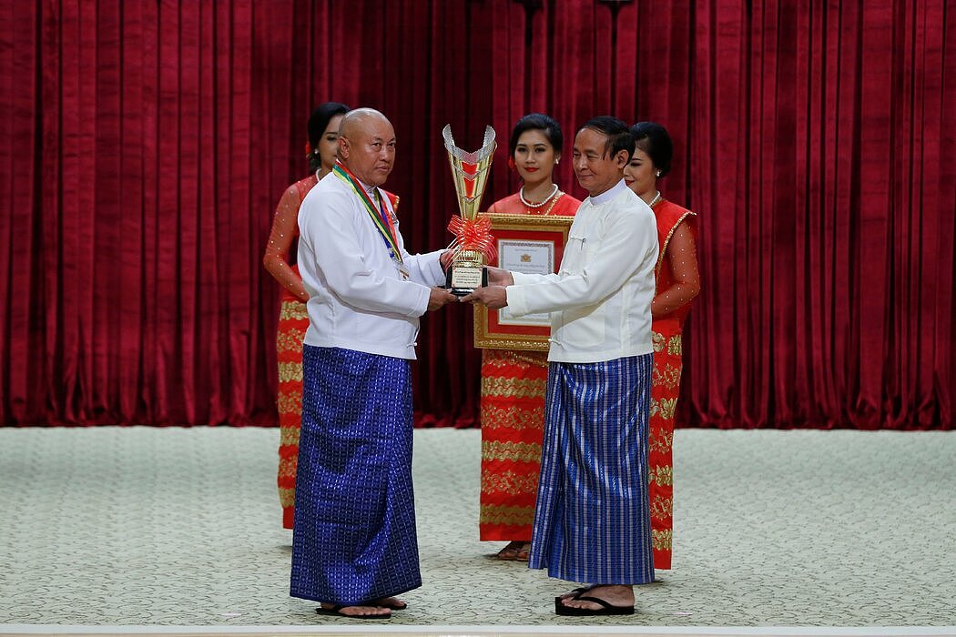 甘波扎集团创始人昂哥温（左）在2019年表彰缅甸最大纳税人的仪式上接受时任缅甸总统温敏颁发的奖项。温敏在2月的政变中被驱逐，可能面临多年监禁。